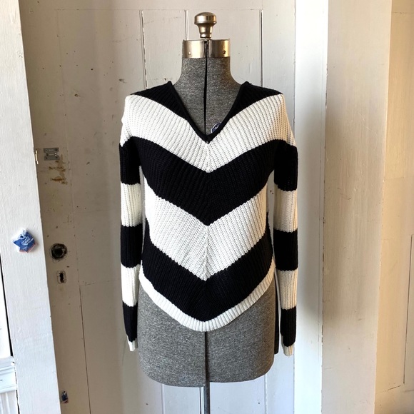 Chevron Laced Sweater Black & White Med - Picture 1 of 11
